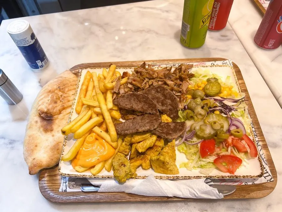 Assiette mixte avec viandes, frites, salade et pain