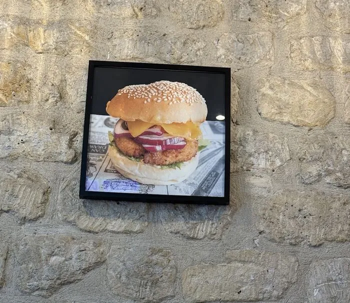 Cadre burger sur le mur en pierre