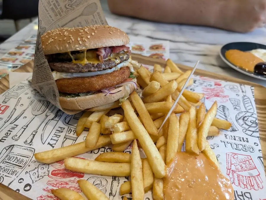 Double burger et frites sur une table en marbre