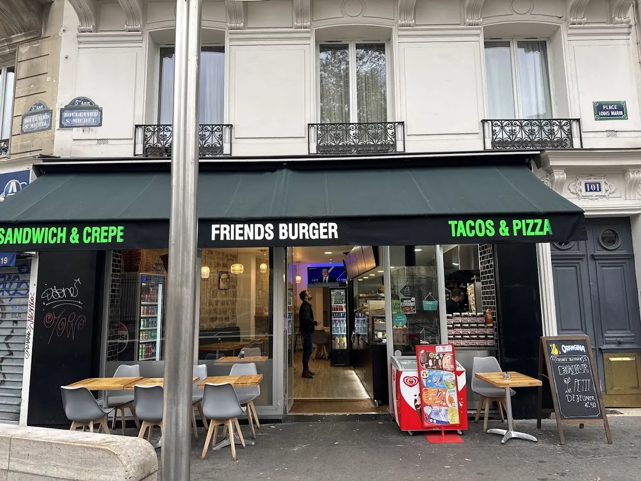 La devanture de Friends Burger au 101 boulevard Saint-Michel, store vert et terrasse
