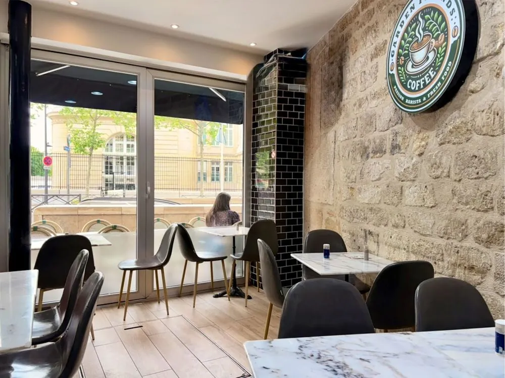 La salle de Friends Burger, mur en pierre et baies vitrées