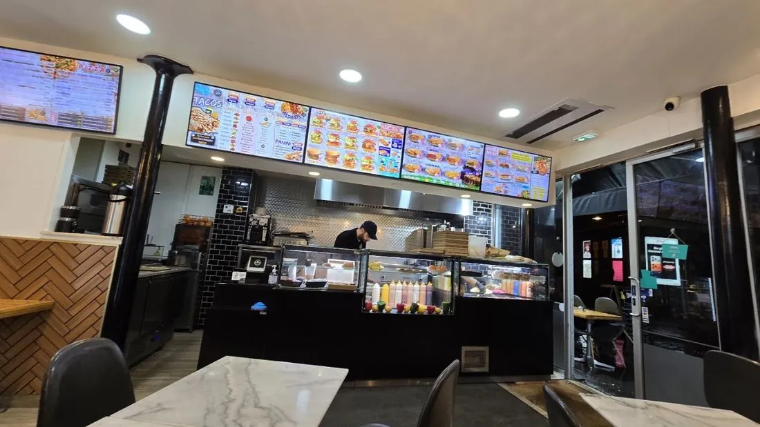 Le comptoir et les écrans menu