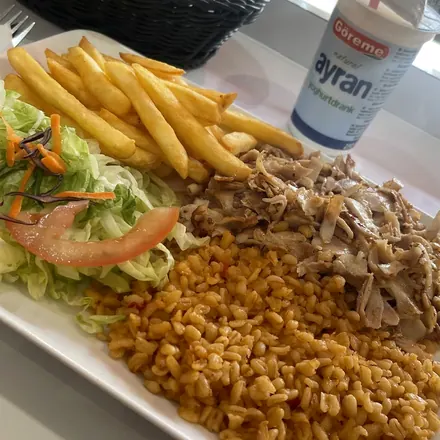 Assiette kebab, boulgour et salade