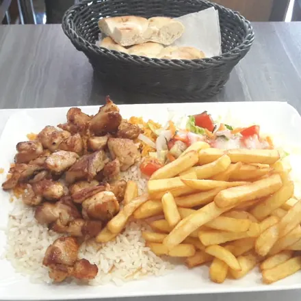 Assiette poulet, riz et frites