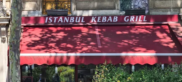 La devanture rouge d’Istanbul Kebab Grill, boulevard de Port-Royal