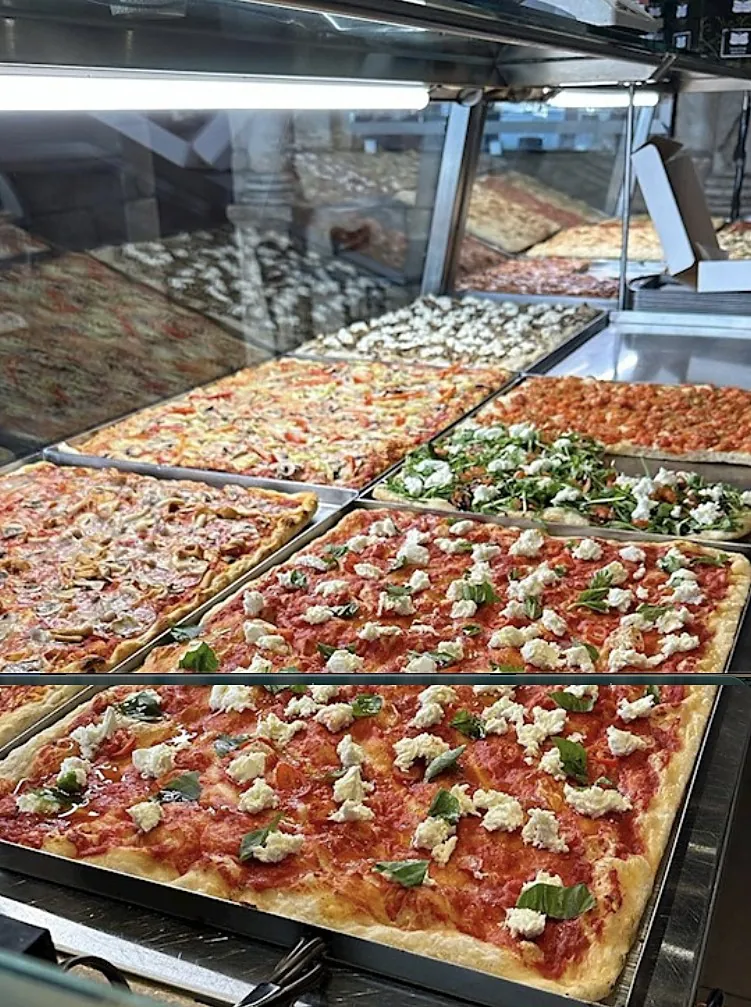 La vitrine de Pizza Trancio avec les plaques du jour